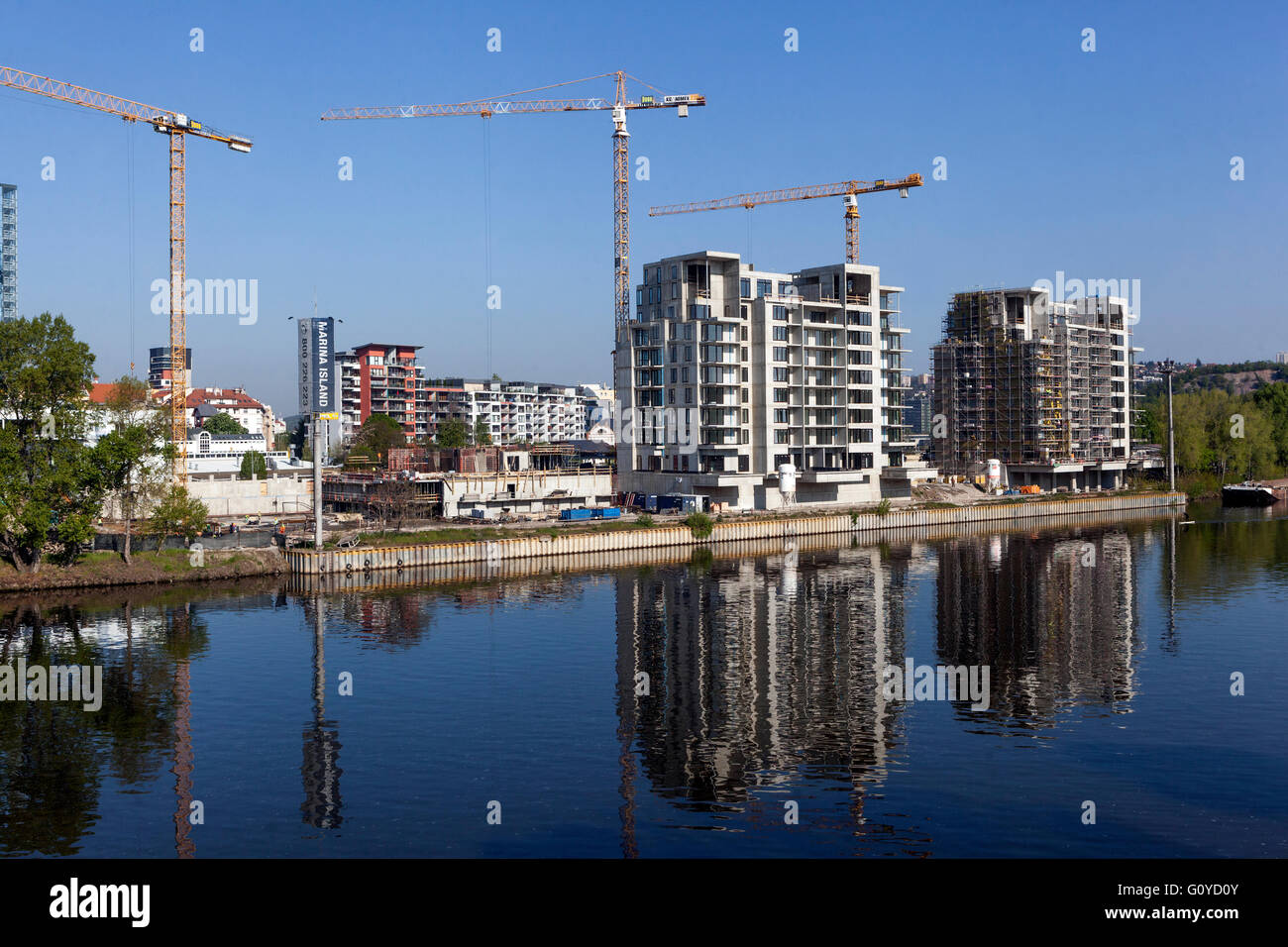 Neubauten am Flussufer Vltava, Marina Insel, Holesovice, Prag, Tschechische Republik Stockfoto