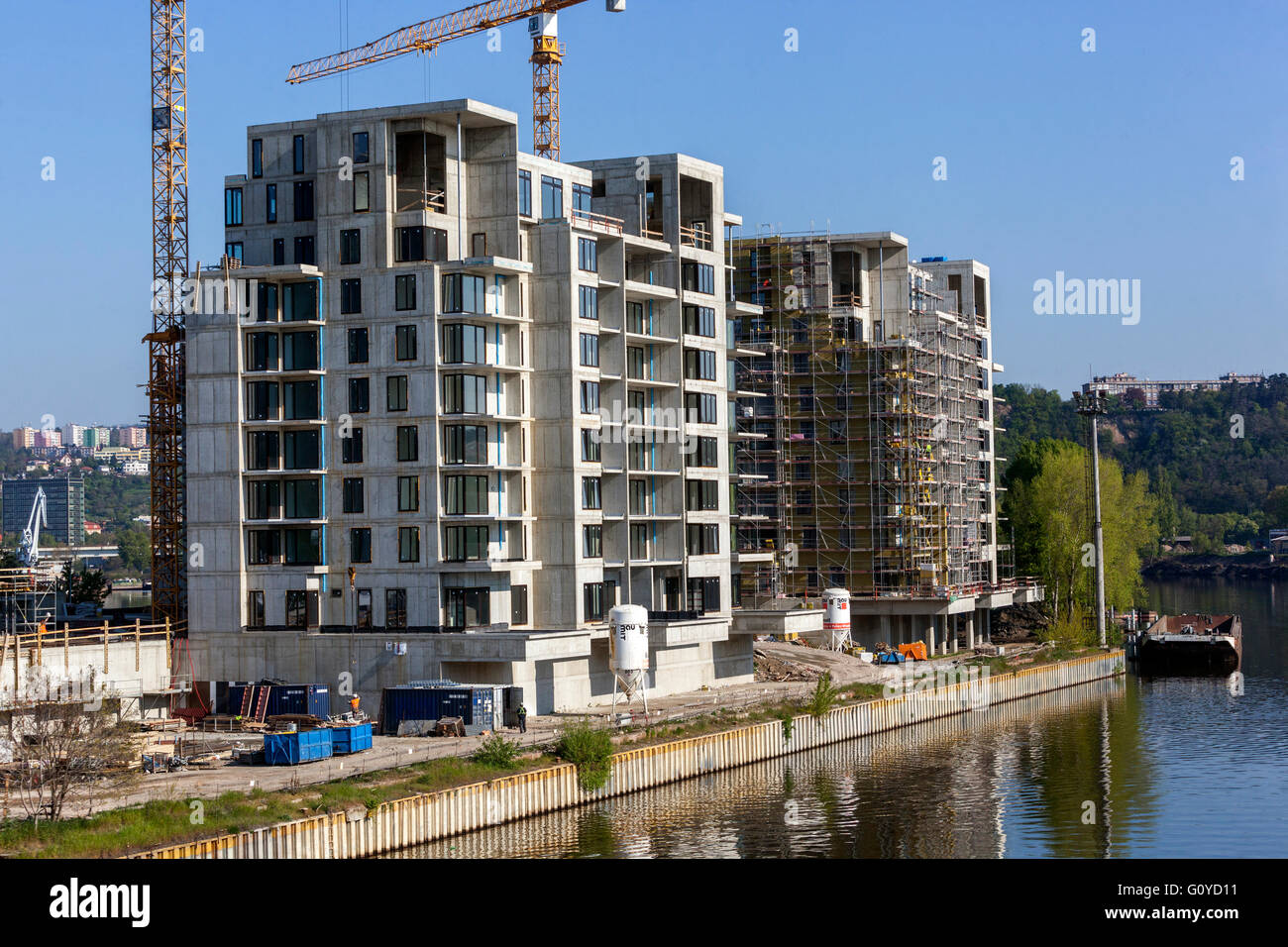 Neubauten am Flussufer Vltava, Marina Insel, Holesovice, Prag, Tschechische Republik Stockfoto
