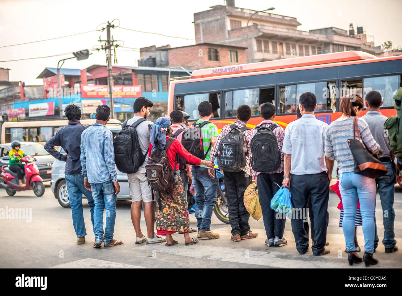 Eine Menge bereitet sich darauf vor, die geschäftige Straße von Kathmandu, Nepal, zu überqueren. Stockfoto