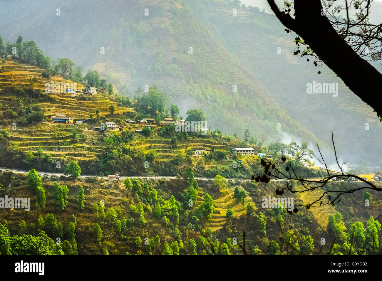 Blick auf eine Straße, auf einer Straße, die Teil des Strategic Road Network (SRN) Nepals ist und an einem steilen Hang am Stadtrand von Kathmandu, Nepal, liegt. Stockfoto