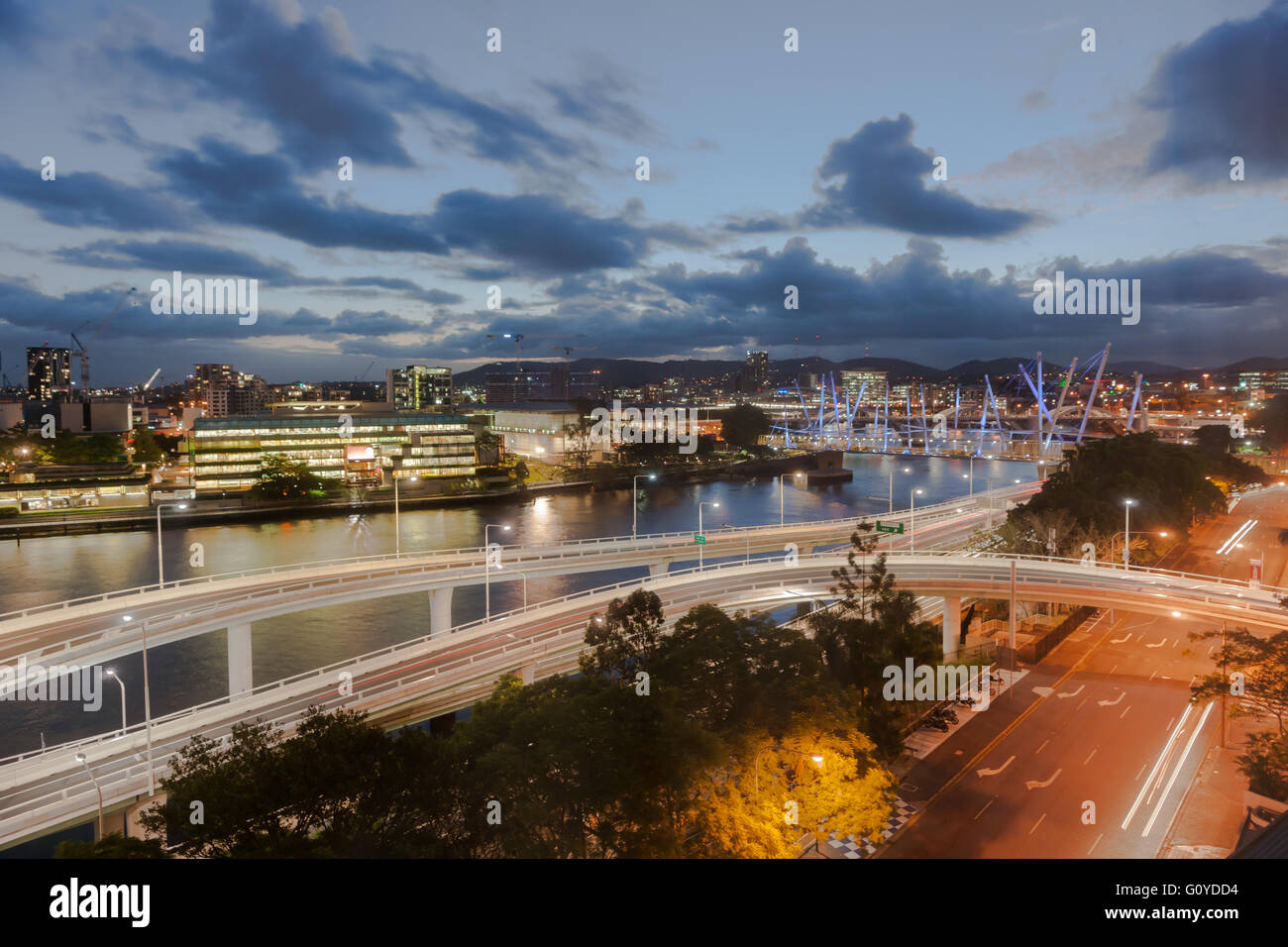 Brisbane Nachtlichter über gestaffelten Fahrbahnen Fluss und South Bank Gebäude. Stockfoto