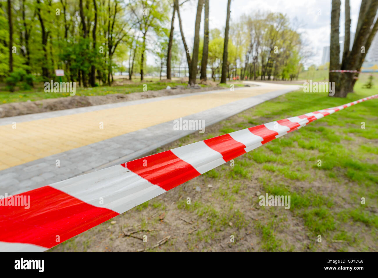 Rot-weiß gestreiften Band definieren die Grenze der Gefahrenzone der Bauarbeiten im Prozess Stockfoto