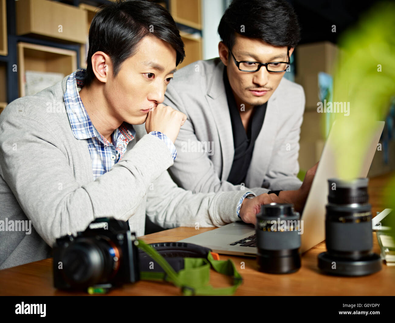 Zwei asiatische Fotografen arbeiten im studio Stockfoto