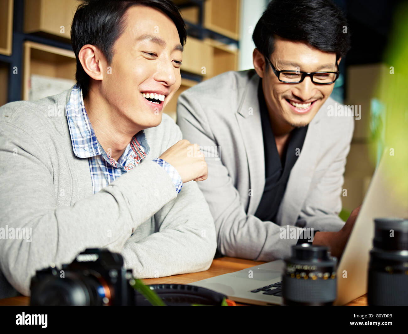 asiatischen Fotografen arbeiten im studio Stockfoto