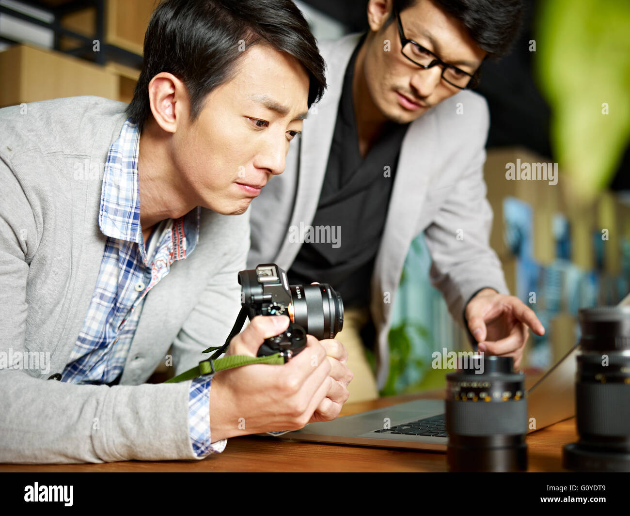 asiatischen Fotografen im Studio arbeiten. Stockfoto