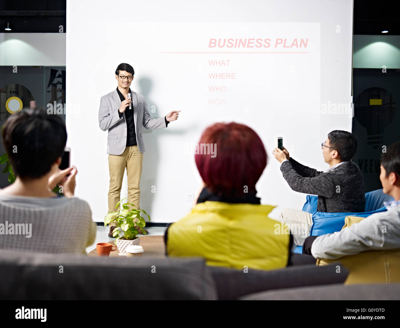 junge asiatische Unternehmer präsentiert Business-Plan für neues Projekt Stockfoto