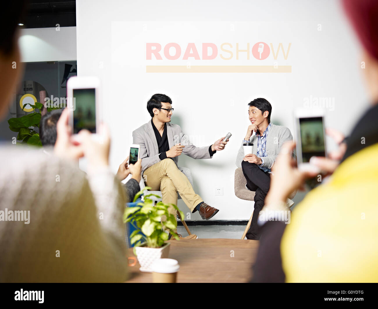 junge asiatische Unternehmer interviewt Roadshow. Stockfoto