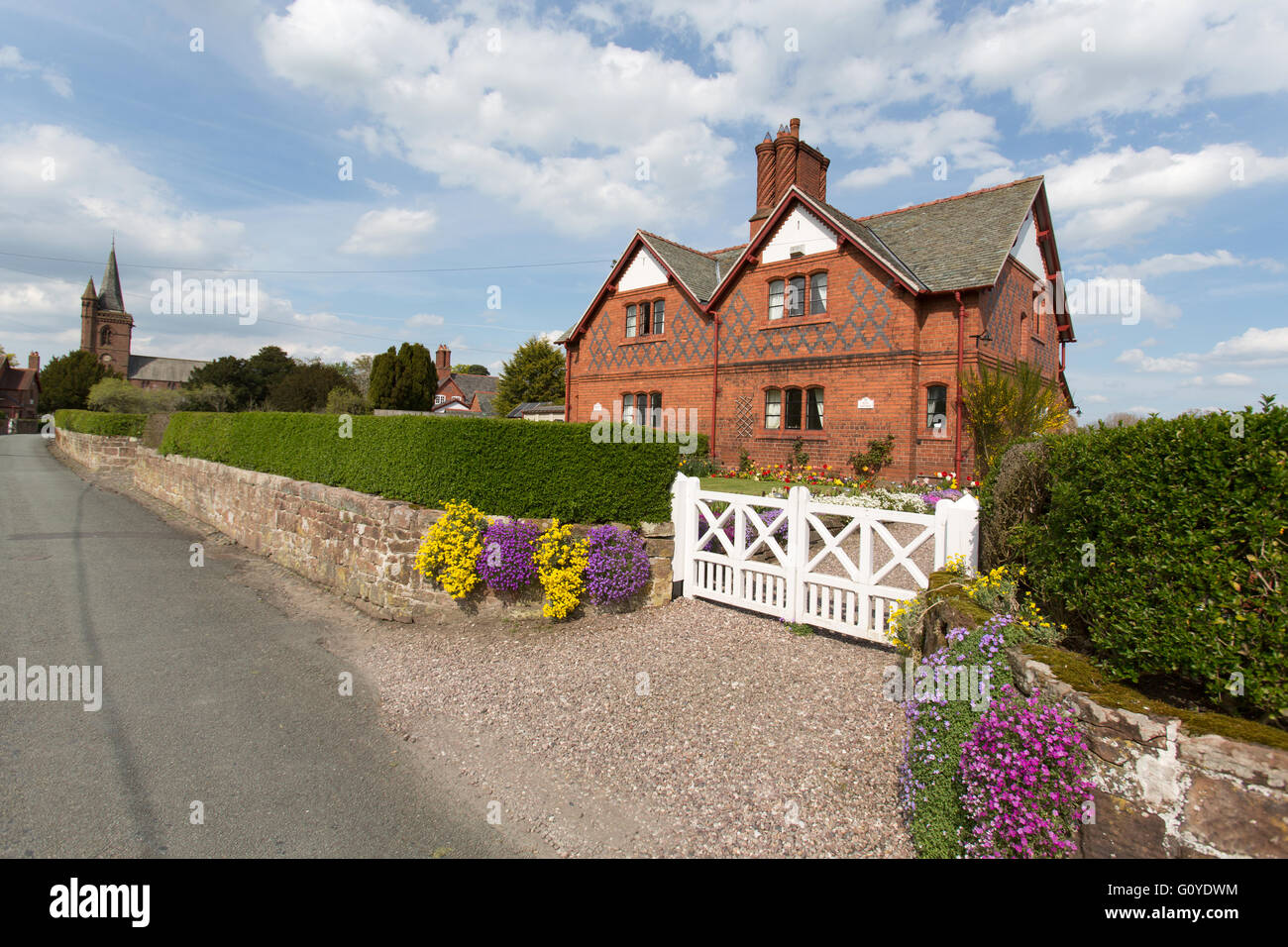 Dorf Aldford, England. Malerischen Frühling Ansicht von Erbteilungen Eaton verwaltet Haus auf Aldfords mittleren Spur. Stockfoto