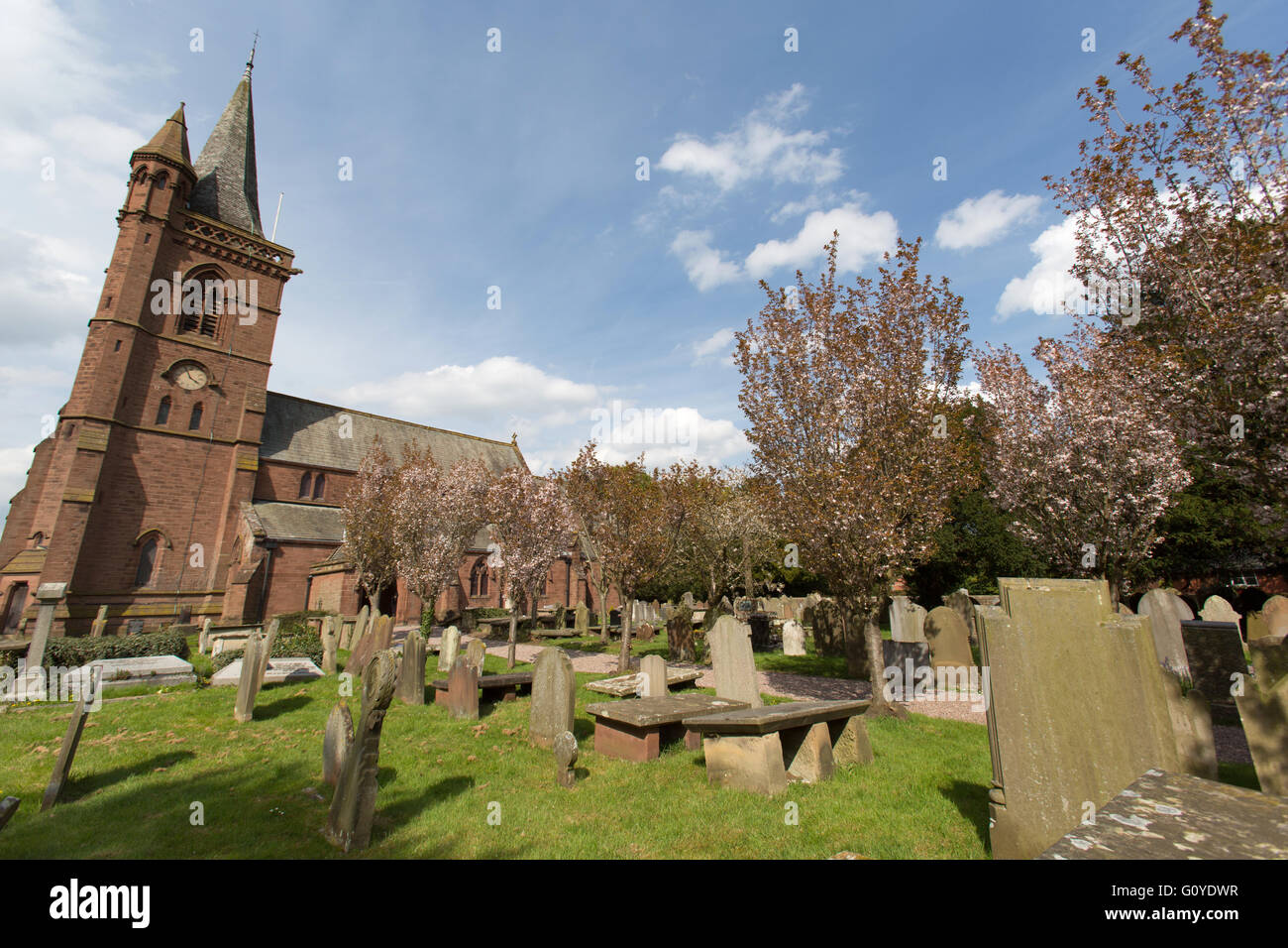 Dorf Aldford, England. Malerischen Frühling-Blick auf die St. Johannes der Täufer Kirche in Church Lane. Stockfoto