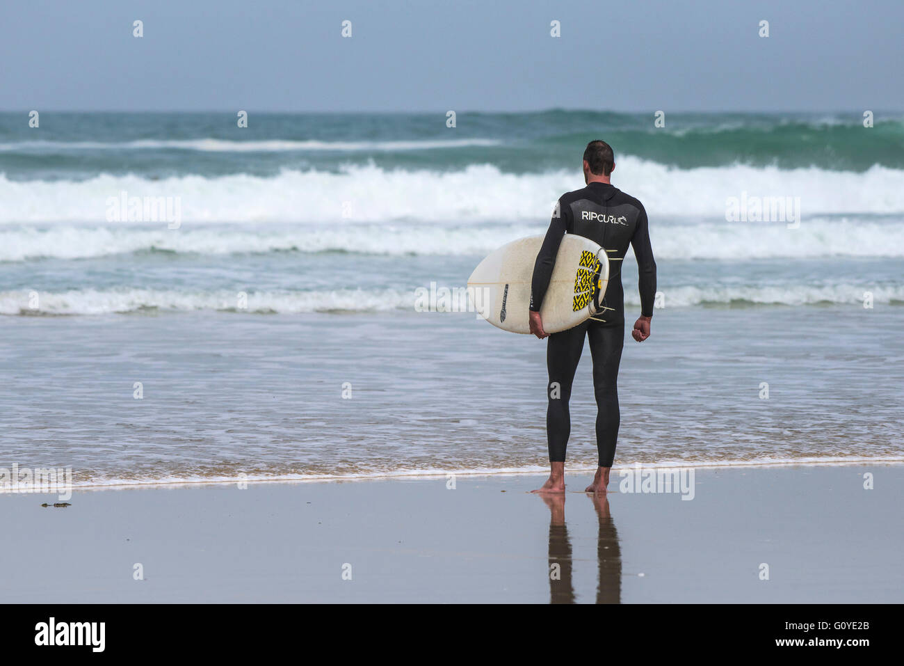 Ein Surfer am Fistral in Newquay, Cornwall. Stockfoto