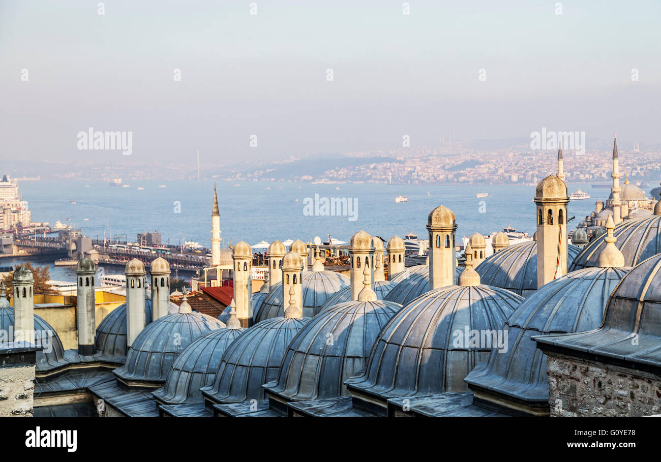 Suleymaniye-Moschee vor dem blauen Himmel mit warmem Abendlicht, Istanbul Stockfoto