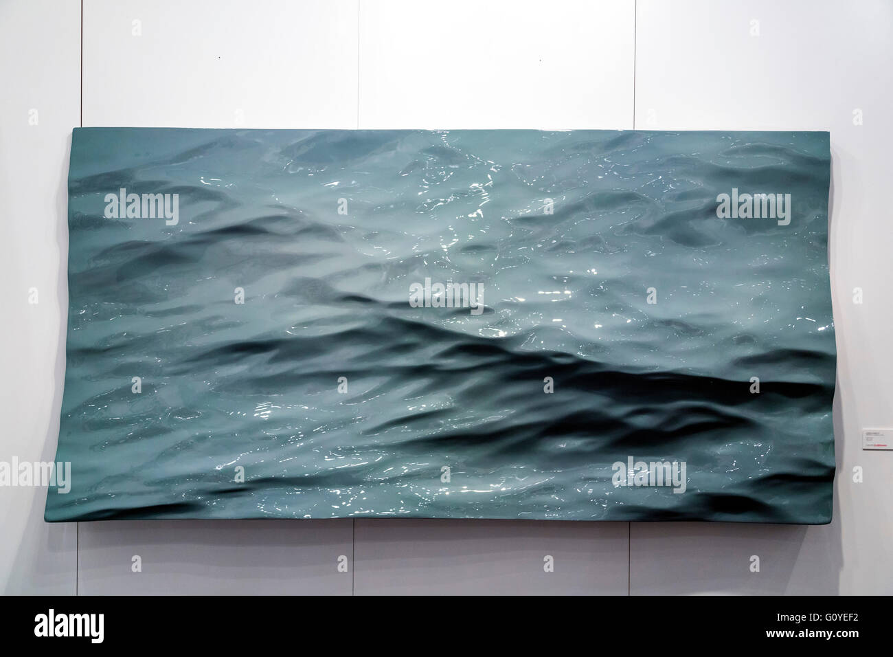 Istanbul, Türkei - 13. November 2015: Kunststück verschiedener Künstler in der 10. Auflage der jährlichen zeitgenössischen Istanbul-Kunstausstellung in Lutfi Kirdar Stockfoto