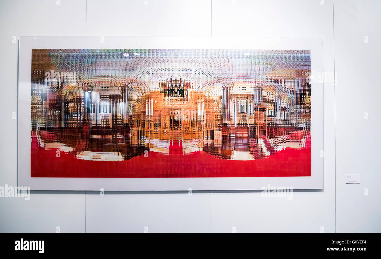 Istanbul, Türkei - 13. November 2015: Kunststück verschiedener Künstler in der 10. Auflage der jährlichen zeitgenössischen Istanbul-Kunstausstellung in Lutfi Kirdar Stockfoto