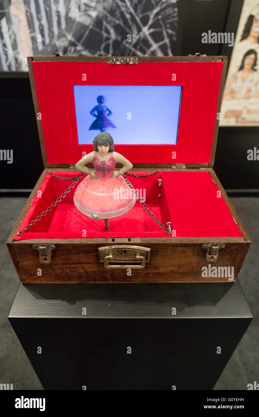 Istanbul, Türkei - 13. November 2015: Kunststück verschiedener Künstler in der 10. Auflage der jährlichen zeitgenössischen Istanbul-Kunstausstellung in Lutfi Kirdar Stockfoto