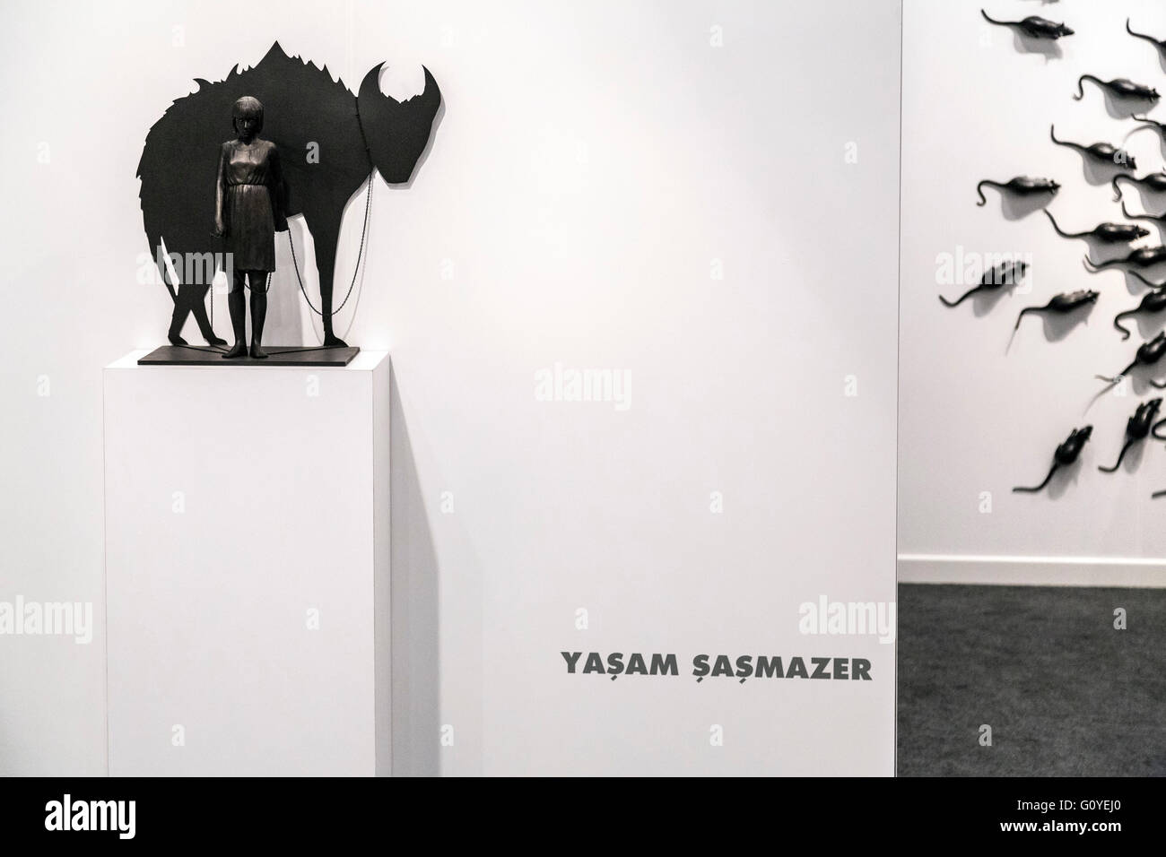 Istanbul, Türkei - 13. November 2015: Kunststück verschiedener Künstler in der 10. Auflage der jährlichen zeitgenössischen Istanbul-Kunstausstellung in Lutfi Kirdar Stockfoto