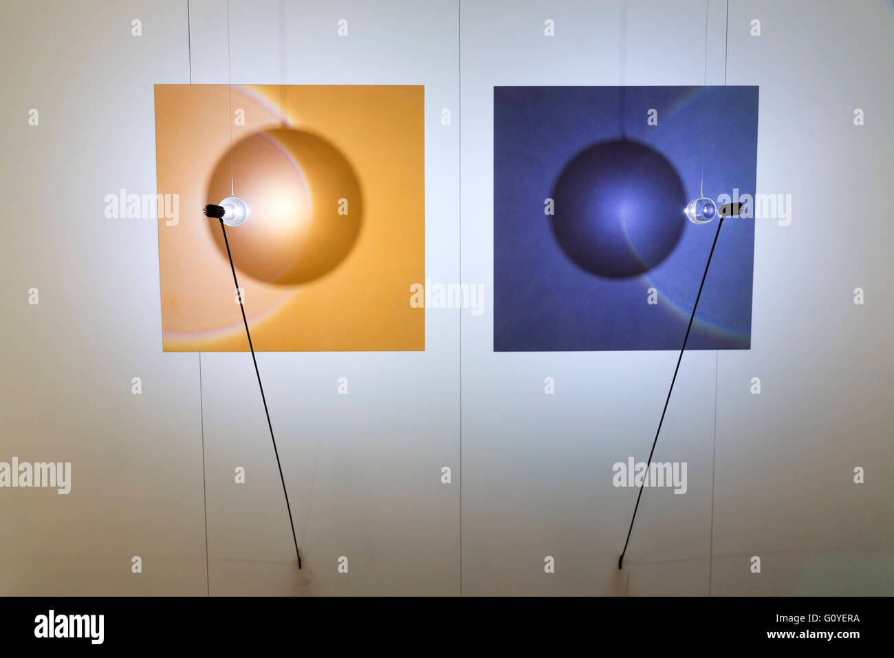 Istanbul, Türkei - 13. November 2015: Kunststück verschiedener Künstler in der 10. Auflage der jährlichen zeitgenössischen Istanbul-Kunstausstellung in Lutfi Kirdar Stockfoto