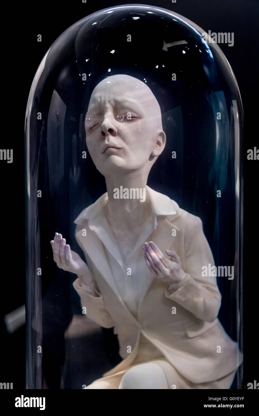 Istanbul, Türkei - 13. November 2015: Kunststück verschiedener Künstler in der 10. Auflage der jährlichen zeitgenössischen Istanbul-Kunstausstellung in Lutfi Kirdar Stockfoto