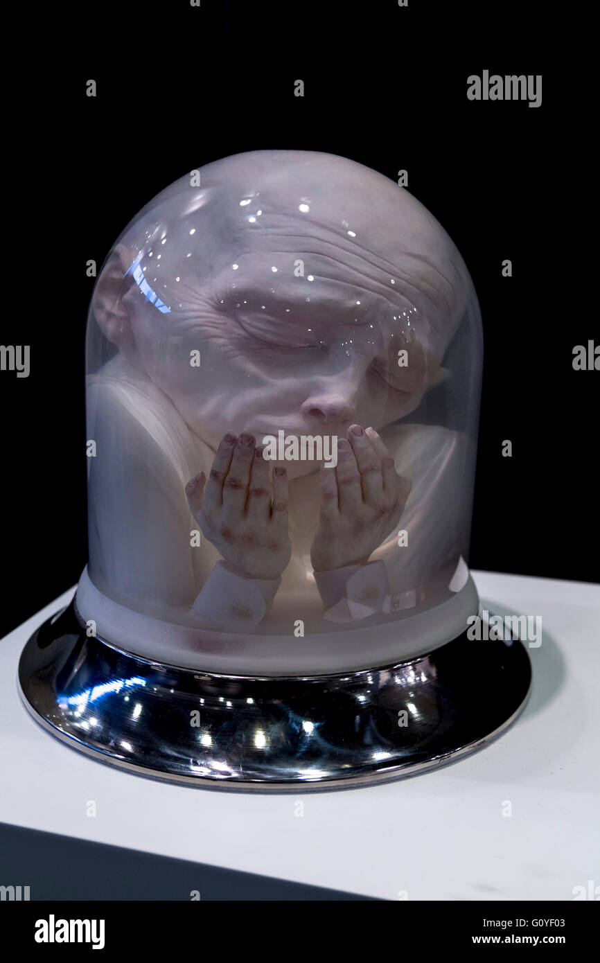 Istanbul, Türkei - 13. November 2015: Kunststück verschiedener Künstler in der 10. Auflage der jährlichen zeitgenössischen Istanbul-Kunstausstellung in Lutfi Kirdar Stockfoto