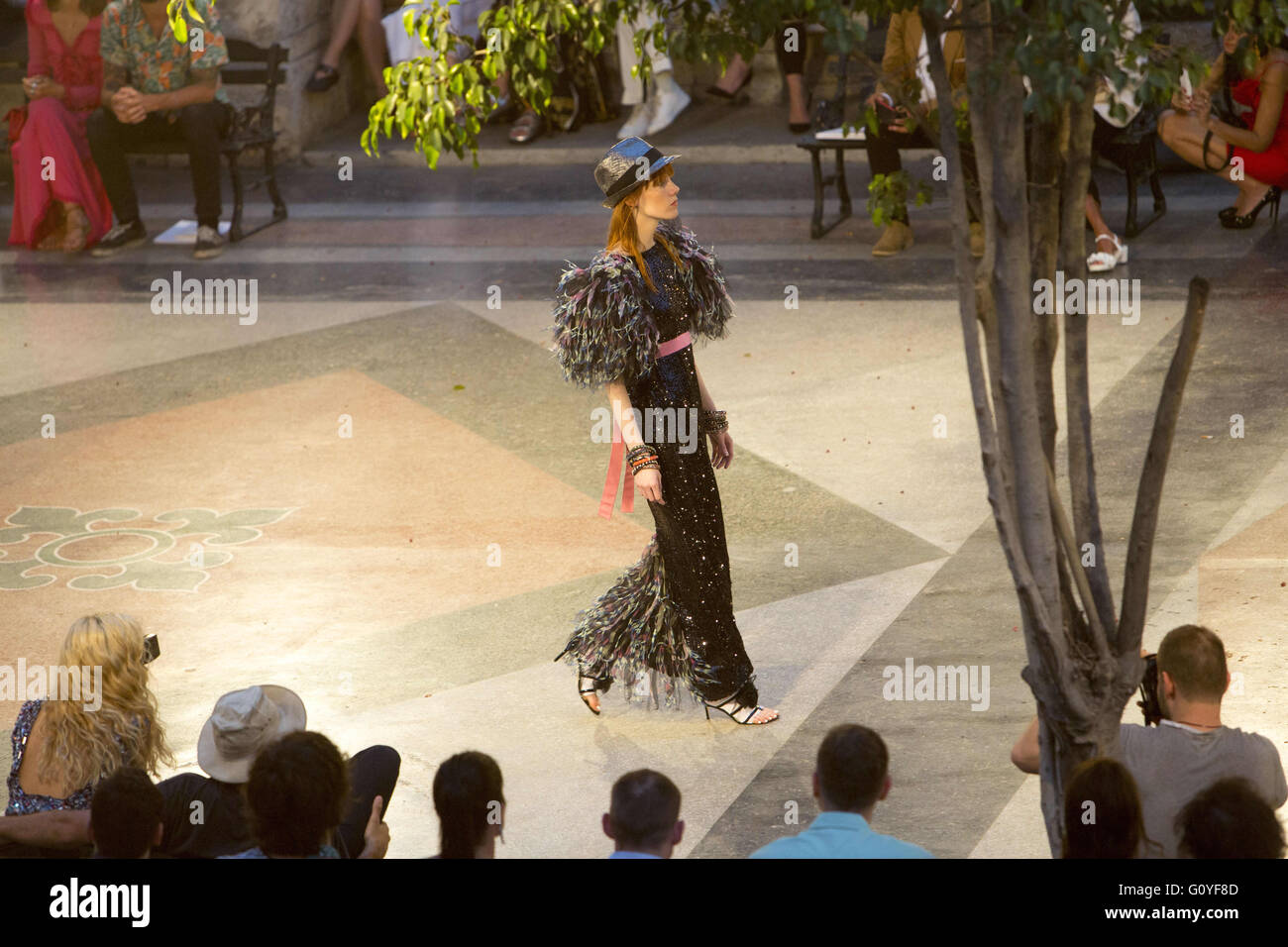 Havanna, Kuba. 3. Mai 2016. Ein Model auf dem Laufsteg bei Chanels '' Cruise Collection'' 2016/2017 Modenschau. Eine Open-Air-Modenschau inszeniert wurde entlang der 170 Meter langen gefliesten promenade Paseo del Prado, eine Bäumen gesäumten Promenade, die von einem Franzosen, der längsten Laufsteg der Welt wurde im Jahre 1772 angelegt. Die Show markiert den ersten großen Luxus Mode Präsenz seit Christian Dior einen Raum in Havannas El Encanto Kaufhaus, eröffnet kurz bevor Fidel Castro an die Macht in den späten 50er Jahren kam. © Diana Mrazikova/ZUMA Wire/ZUMAPRESS.com/Alamy Live-Nachrichten Stockfoto