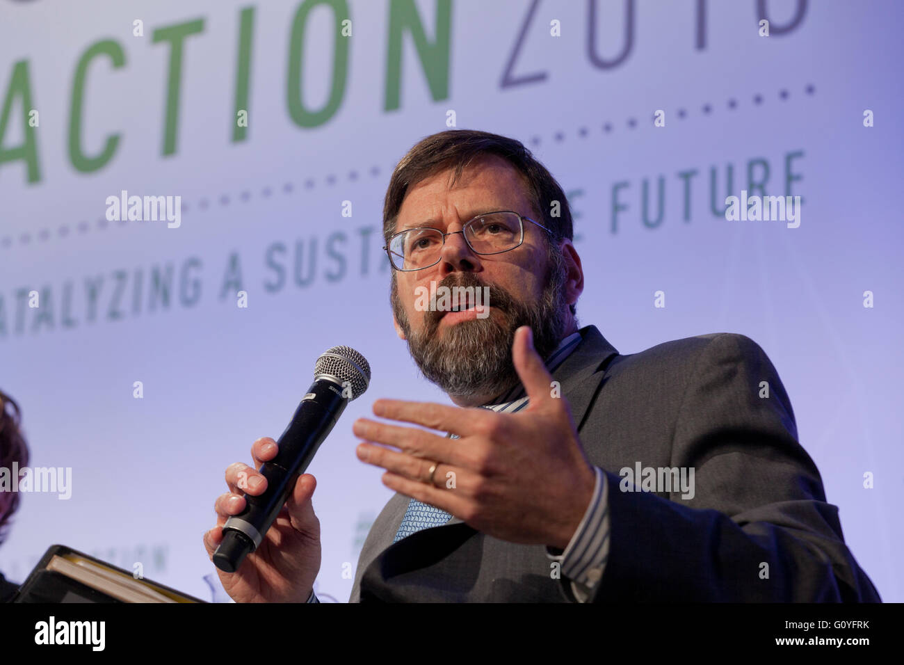 Washington, DC USA. 5.. Mai 2016:der Climate Action 2016 Summit bringt führende Politiker aus aller Welt nach Washington, DC. UN-Generalsekretär Ban Ki-Moon und der ehemalige US-Vizepräsident Al Gore kommen zusammen, um gemeinsam mit vielen führenden Politikern aus Politik, Wirtschaft und Zivilgesellschaft den Kampf gegen den Klimawandel seit der Unterzeichnung des historischen Pariser Abkommens bei den Vereinten Nationen am 22. April 2016 zu diskutieren. Kredit: B Christopher/Alamy Live Nachrichten Stockfoto