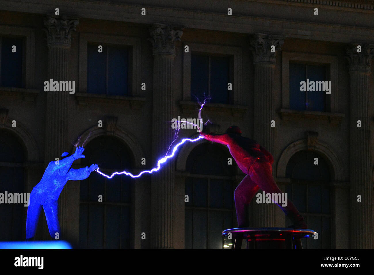 Bukarest, Rumänien – 5. Mai 2016: Weltpremiere einer neuen Routine von UK-Tesla-Spule Artisten, der Meister des Blitzes vor MNAR, Nationales Kunstmuseum Credit: Douglas MacKenzie/Alamy Live News Stockfoto