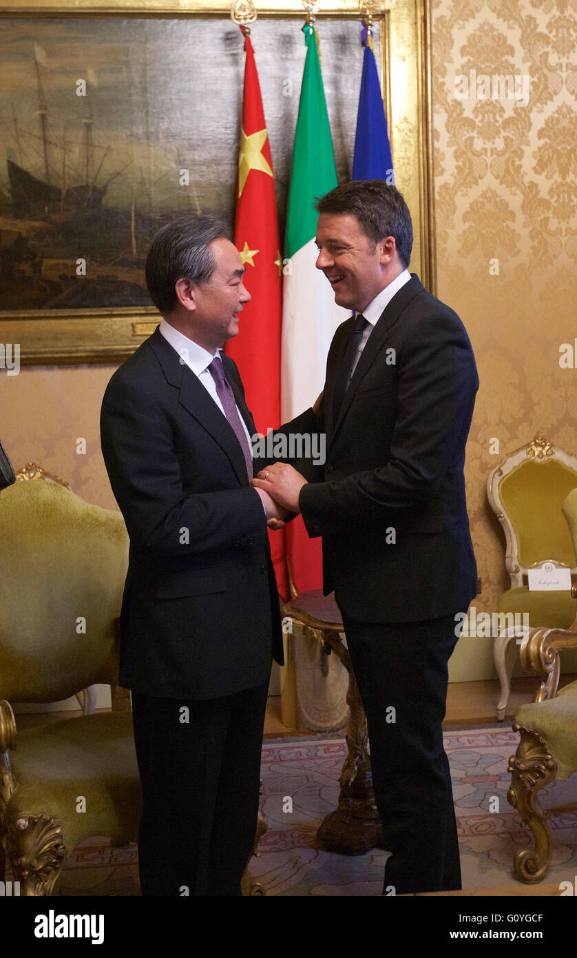 Rom. 5. Mai 2016. Italian Prime Minister Matteo Renzi (R) trifft sich mit chinesischen Außenminister Wang Yi in Rom am 5. Mai 2016 besuchen. Bildnachweis: Jin Yu/Xinhua/Alamy Live-Nachrichten Stockfoto