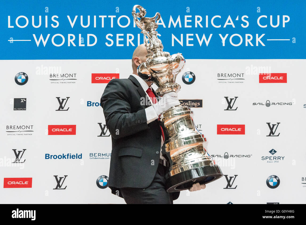 New York, Vereinigte Staaten von Amerika. 5. Mai 2016. Eine Rennen Attendant präsentiert den Pokal des America Cup. Die Kapitäne der sechs Boote streitenden für den nächsten Louis Vuitton America Cup - Sport älteste, ununterbrochen verliehen Preis--beteiligte sich an einer Pressekonferenz im Brookfield Place in lower Manhattan, moderiert von Sport Anker Bob Costas vor der kommenden New York City America Cup World Series-Rennen auf dem Hudson River (7 bis 8. Mai). Bildnachweis: Albin Lohr-Jones/Pacific Press/Alamy Live-Nachrichten Stockfoto