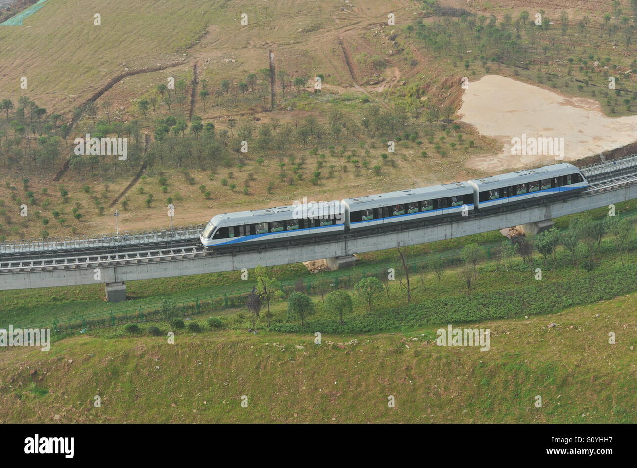 (160506)--CHANGSHA, 6. Mai 2016 (Xinhua)--A Zug läuft auf der Magnetschwebebahn Linie in Changsha, der Hauptstadt der Provinz Zentral-China Hunan, 6. Mai 2016. Ein Probebetrieb Chinas erste im Inland entwickelt und hergestellt Magnetschwebebahn Linie begann in Changsha am Freitag. Die Maglev pendelt zwischen Changsha Südbahnhof und dem Flughafen. Es dauert etwa zehn Minuten die 18,55 km Fahrt, laut Aussage vom Betreiber Hunan Maglev Transport Co. Der 48 Meter lange Zug kann in drei Wagen 363 Personen tragen. Es kann eine maximale Geschwindigkeit von 100 km erreichen. Stockfoto