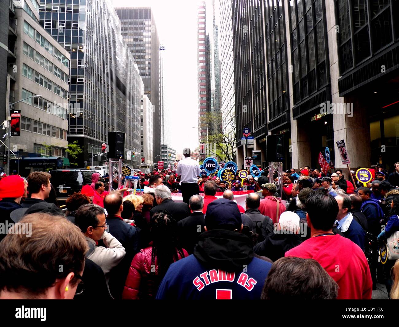 New York, Vereinigte Staaten von Amerika. 5. Mai 2016. Verizon Arbeiter und Union vereinigen sich in einer Kundgebung für bessere Arbeitsbedingungen und Verbesserung der Löhne und Sozialleistungen für Mitarbeiter im Einzelhandel Verizon Wireless zu kämpfen. Bildnachweis: Mark Apollo/Pacific Press/Alamy Live-Nachrichten Stockfoto