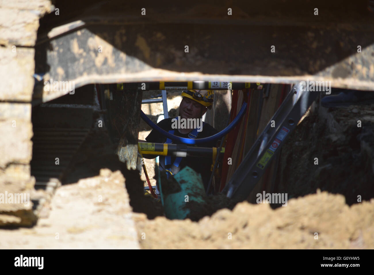 Irving, TX, USA. 5. Mai 2016. Rettung Arbeitern zu helfen, graben, ein Bauarbeiter, die in einem zwölf Fuß tief graben gefangen war. Bildnachweis: Brian Humek/Alamy Live-Nachrichten. Stockfoto