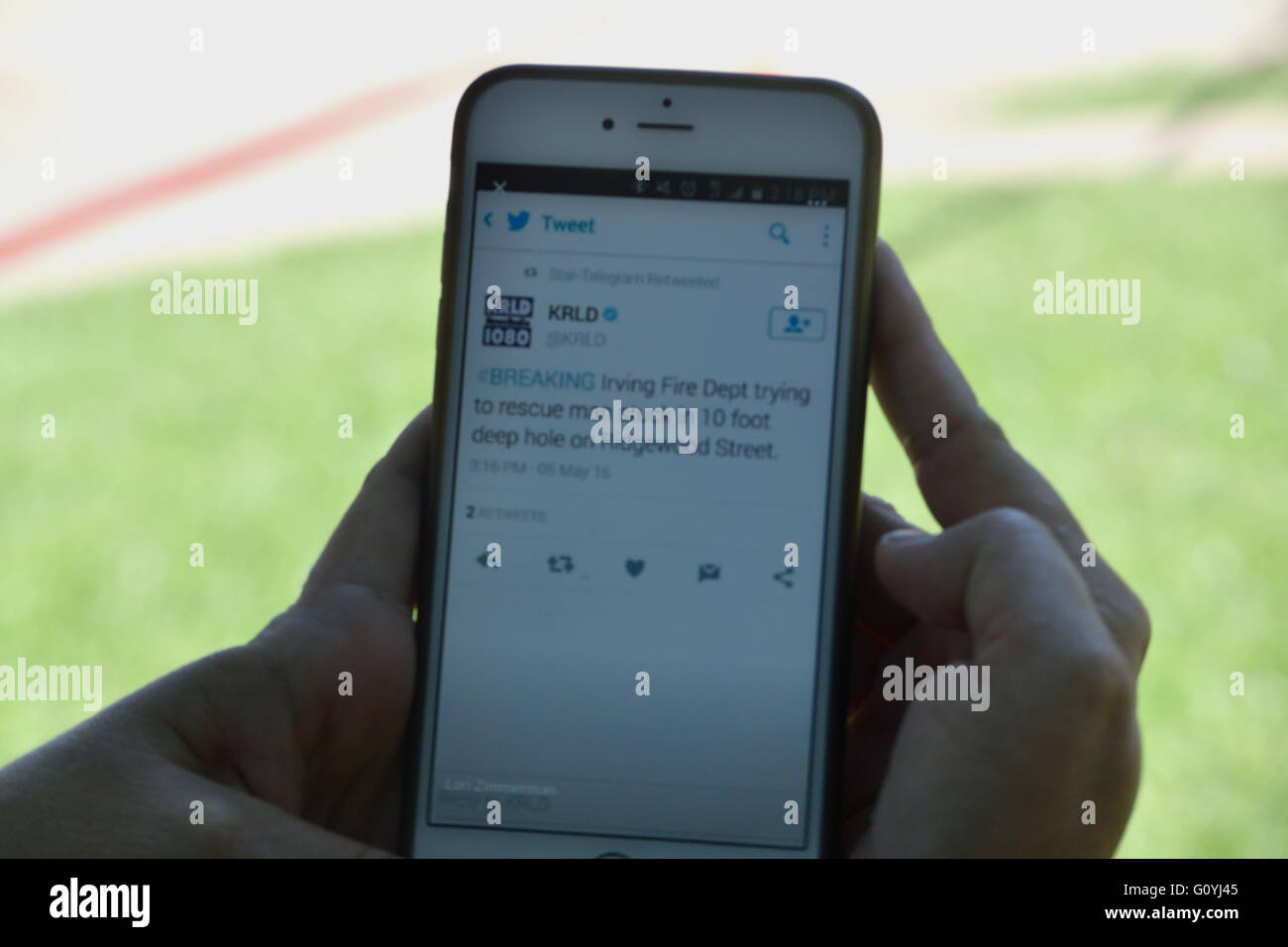 Irving, TX, USA. 5. Mai 2016. Social-Media post über ein Bauarbeiter, die in einem Graben gefangen war. Bildnachweis: Brian Humek/Alamy Live-Nachrichten. Stockfoto