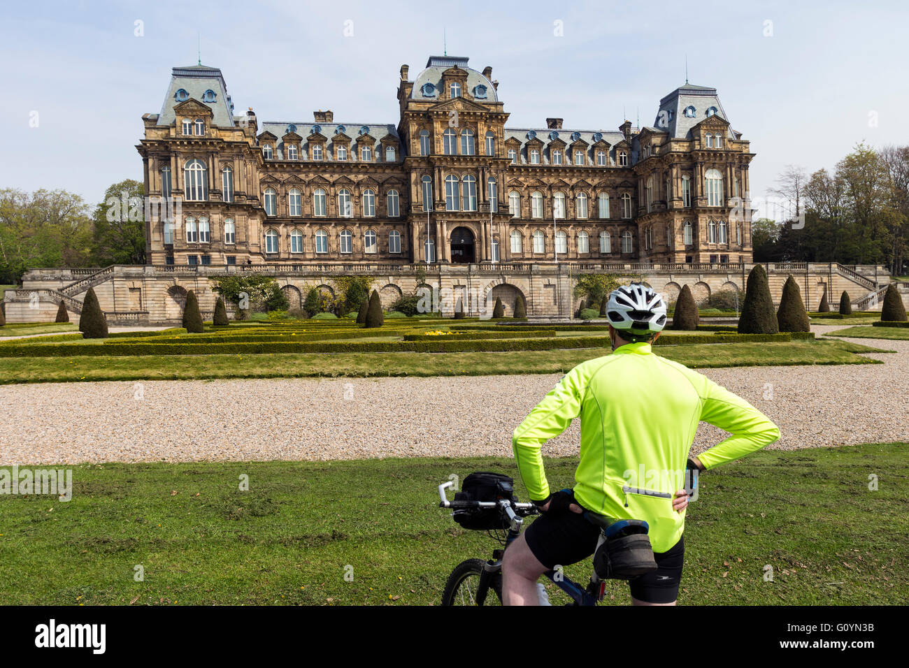 Barnard Castle, Teesdale, County Durham UK.  Freitag, 6. Mai 2016. Großbritannien Wetter.  Es ist ein weiterer warmen und sonnigen Frühlingstag für Besucher des Museums Bowes in Barnard Castle. Bildnachweis: David Forster/Alamy Live-Nachrichten Stockfoto