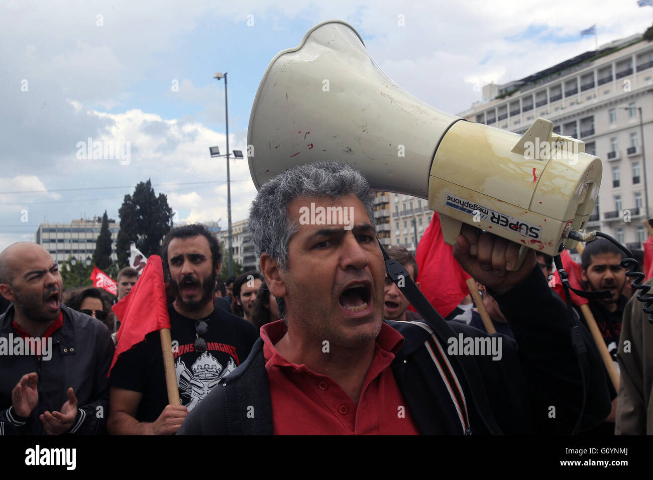 Athen, Griechenland. 6. Mai 2016. Ein Demonstrant Gesänge Parolen während einer Demonstration in Athen, am 6. Mai 2016. Griechenlands Gewerkschaften inszeniert einen Generalstreik zu protestieren gegen die umstrittenen Regierungspläne zur Überholung Renten und steuern damit seine Rettung Gläubiger Forderungen erhöhen. Bildnachweis: Marios Lolos/Xinhua/Alamy Live-Nachrichten Stockfoto