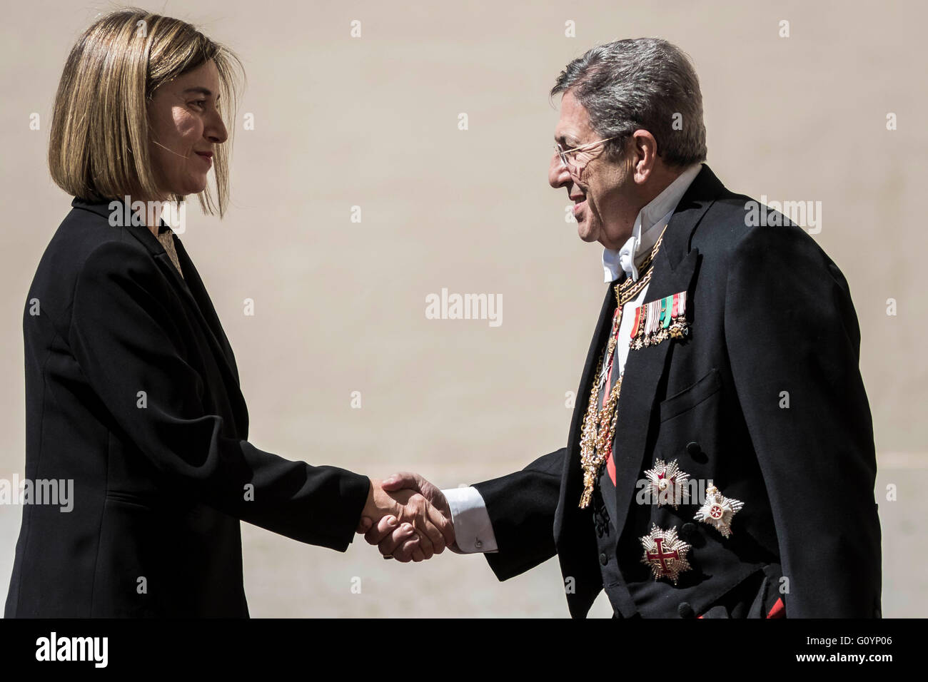 Vatikanstadt, Vatikan. 6. Mai 2016. Federica Mogherini, Hohe Vertreterin der Union für Außen- und Sicherheitspolitik (GASP) kommt in den Apostolischen Palast besuchen eine Zeremonie Papst Francis Internationaler Karlspreis geben. Der Karlspreis ist einer der renommiertesten europäischen Auszeichnungen. Papst Francis wurde ausgewählt, die 2016 Empfänger Deutschlands Karlspreis für sein Engagement bei der Förderung der europäischen Einheit. Bildnachweis: Giuseppe Ciccia/Pacific Press/Alamy Live-Nachrichten Stockfoto
