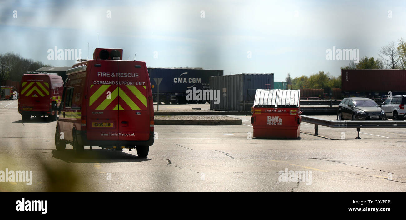 Southampton, Hampshire, Freitag, 6. Mai 2016 gefährliche Chemikalie ausgelaufen aus einem Frachtcontainer in einem Gewerbegebiet in Southampton. Notdienste sind bei der Szene mit dem Vorfall nach Austritt aus einer Kiste auf der Rückseite eines LKW in Nursling bei ca. 11:50 eine "organische Chemie" gefunden wurde. Etwa 30 Feuerwehrmänner haben aufgerufen, die Szene auf Test-Spur zur Bewältigung der Ölpest, während Ingenieure arbeiten am nahe gelegenen Kreisverkehr evakuiert wurden. Es versteht sich die Chemikalie aus einem Fahrzeug im Seeverkehr in Nursling Industrial Estate zugespielt. Bildnachweis: Uknip/Alamy Liv Stockfoto