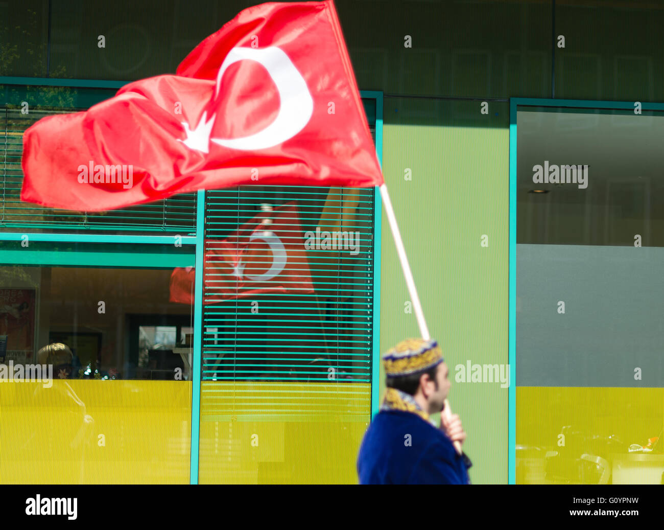 Hannover, Deutschland. 6. Mai 2016. Ein Mann im osmanischen Kostüm trägt eine türkische Flagge während einer Parade in Hannover, 6. Mai 2016. Familientag mit der türkischen Gemeinschaft Hannover vom 07. bis 8. Mai 2016 wurde bei der Parade befördert. Foto: SEBASTIAN GOLLNOW/Dpa/Alamy Live News Stockfoto