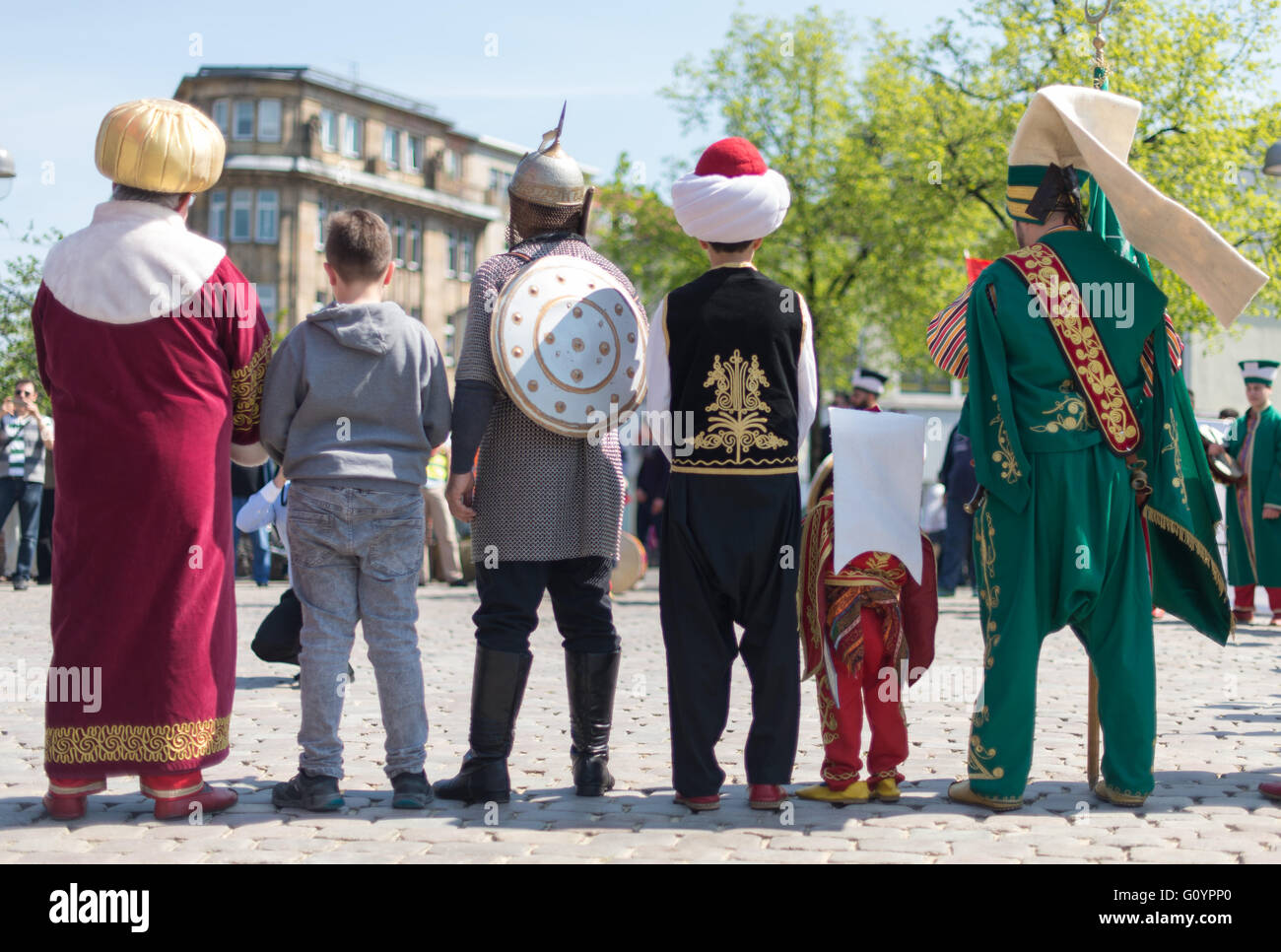 Hannover, Deutschland. 6. Mai 2016. Männer und Kinder tragen osmanischen Kostüm während einer Parade in Hannover, 6. Mai 2016. Familientag mit der türkischen Gemeinschaft Hannover vom 07. bis 8. Mai 2016 wurde bei der Parade befördert. Foto: SEBASTIAN GOLLNOW/Dpa/Alamy Live News Stockfoto
