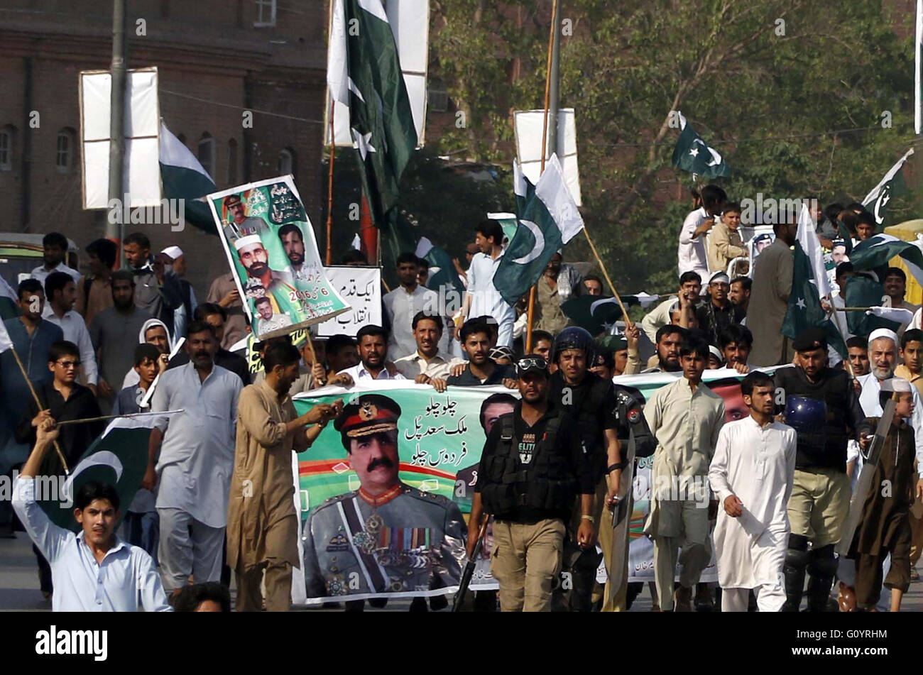 Aktivisten der Tehreek-e-Insaf und PTI Mitglieder des Landtages sind anti-Korruption-Rallye durch die Straße, in Peshawar auf Freitag, 6. Mai 2016 halten. Stockfoto