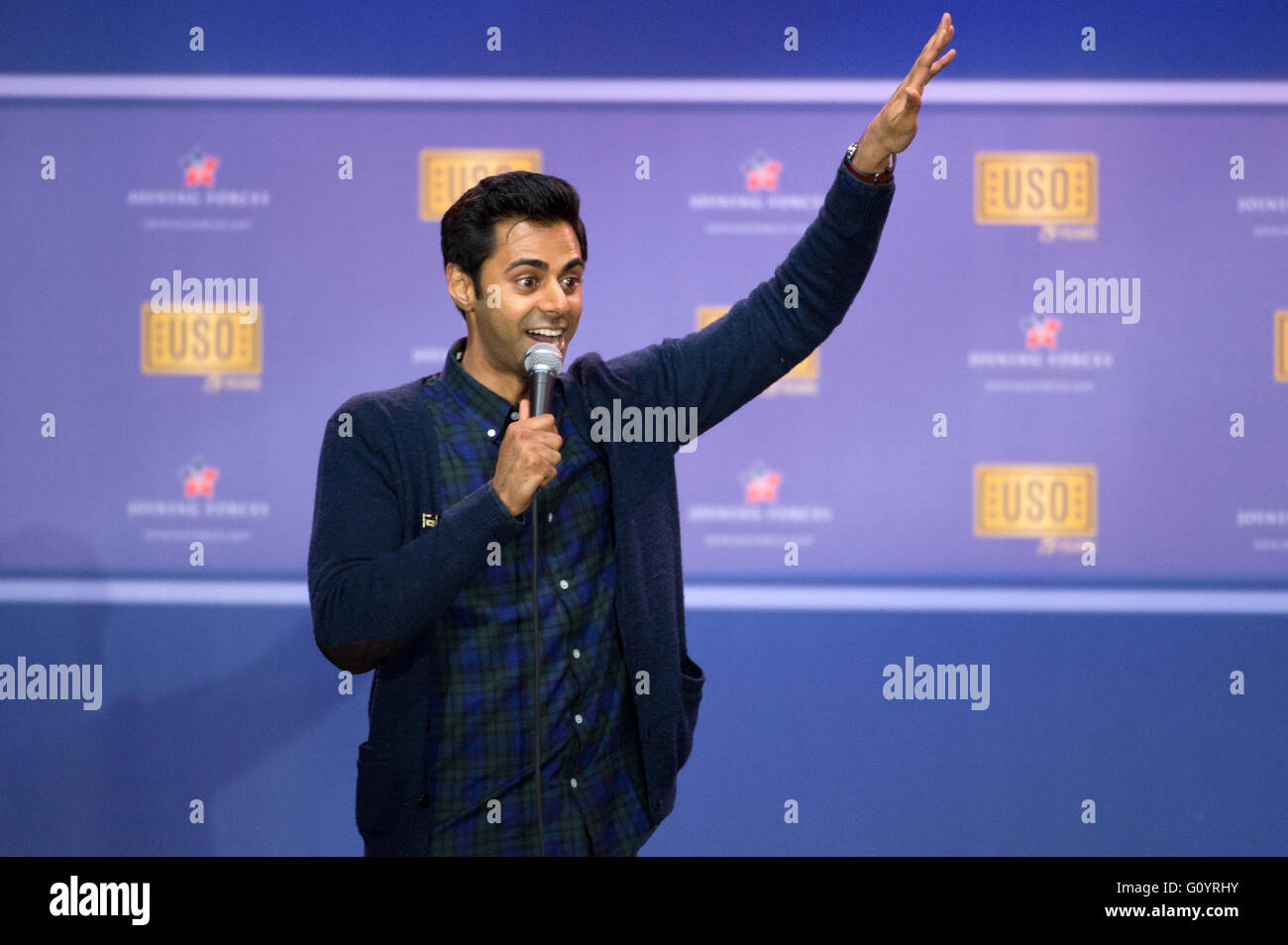 Washington DC, USA. 5. Mai 2016. Komiker Hasan Minhaj während eine Comedy-Show in der Feier des 75-jährigen Bestehens des USO und den 5. Jahrestag der Beitritt Kräfte am gemeinsamen Basis Andrews 5. Mai 2016 in Washington, D.C. Joining Forces ist eine Initiative zur militärischen Unterstützung Veteranen und ihre Familien gegründet von Dr. Jill Biden und First Lady Michelle Obama. Bildnachweis: Planetpix/Alamy Live-Nachrichten Stockfoto