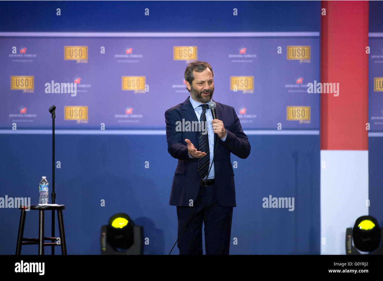 Washington DC, USA. 5. Mai 2016. Komiker Judd Apatow während eine Comedy-Show in der Feier des 75-jährigen Bestehens des USO und den 5. Jahrestag der Beitritt Kräfte am gemeinsamen Basis Andrews 5. Mai 2016 in Washington, D.C. Joining Forces ist eine Initiative zur militärischen Unterstützung Veteranen und ihre Familien gegründet von Dr. Jill Biden und First Lady Michelle Obama. Bildnachweis: Planetpix/Alamy Live-Nachrichten Stockfoto