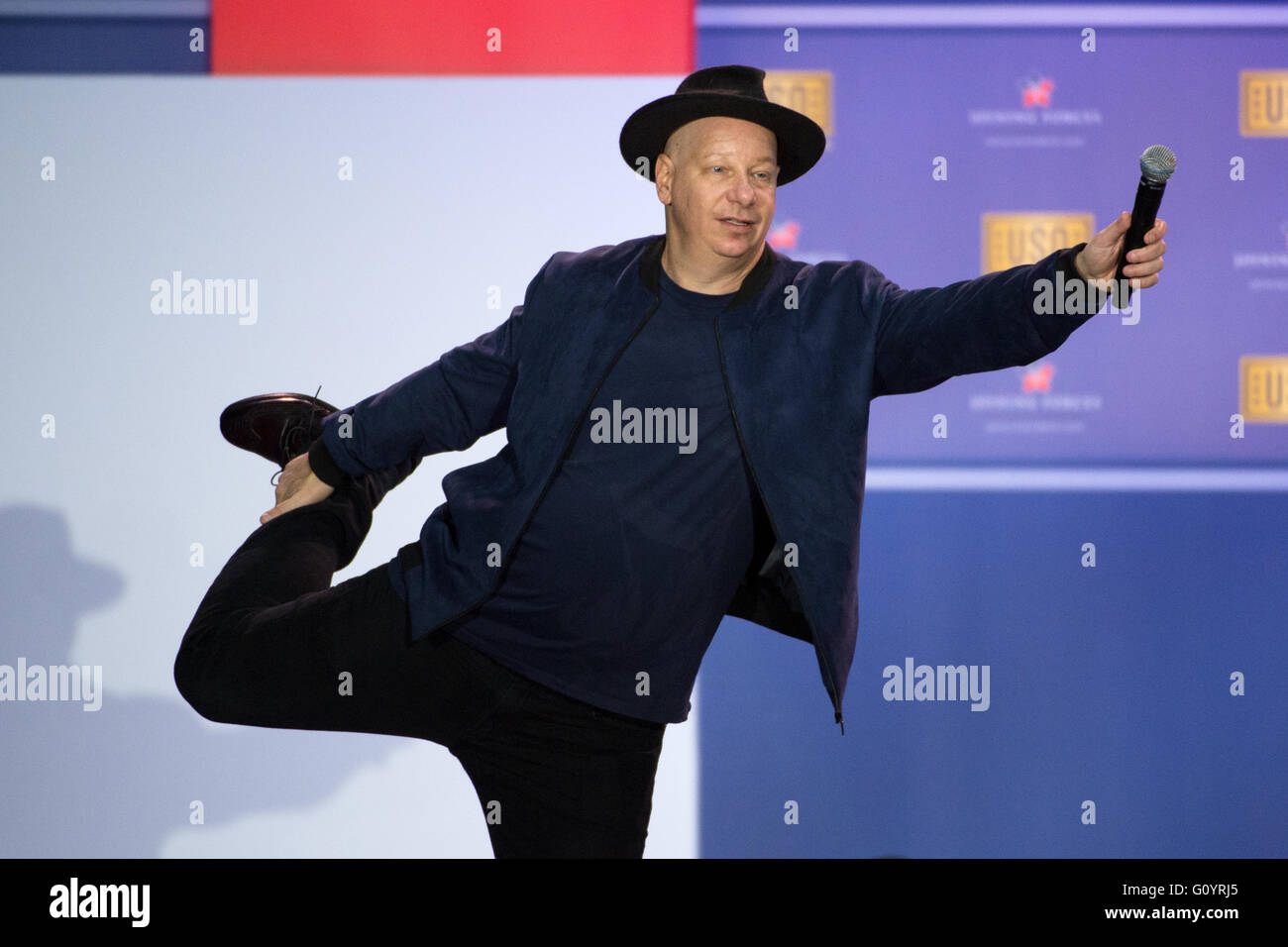 Washington DC, USA. 5. Mai 2016. Komiker Jeff Ross während eine Comedy-Show in der Feier des 75-jährigen Bestehens des USO und den 5. Jahrestag der Beitritt Kräfte am gemeinsamen Basis Andrews 5. Mai 2016 in Washington, D.C. Joining Forces ist eine Initiative zur militärischen Unterstützung Veteranen und ihre Familien gegründet von Dr. Jill Biden und First Lady Michelle Obama. Bildnachweis: Planetpix/Alamy Live-Nachrichten Stockfoto