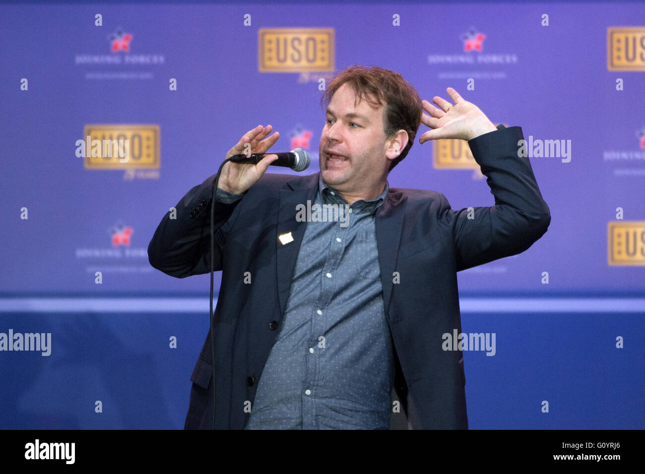 Washington DC, USA. 5. Mai 2016. Komiker Mike Birbiglia während eine Comedy-Show in der Feier des 75-jährigen Bestehens des USO und den 5. Jahrestag der Beitritt Kräfte am gemeinsamen Basis Andrews 5. Mai 2016 in Washington, D.C. Joining Forces ist eine Initiative zur militärischen Unterstützung Veteranen und ihre Familien gegründet von Dr. Jill Biden und First Lady Michelle Obama. Bildnachweis: Planetpix/Alamy Live-Nachrichten Stockfoto