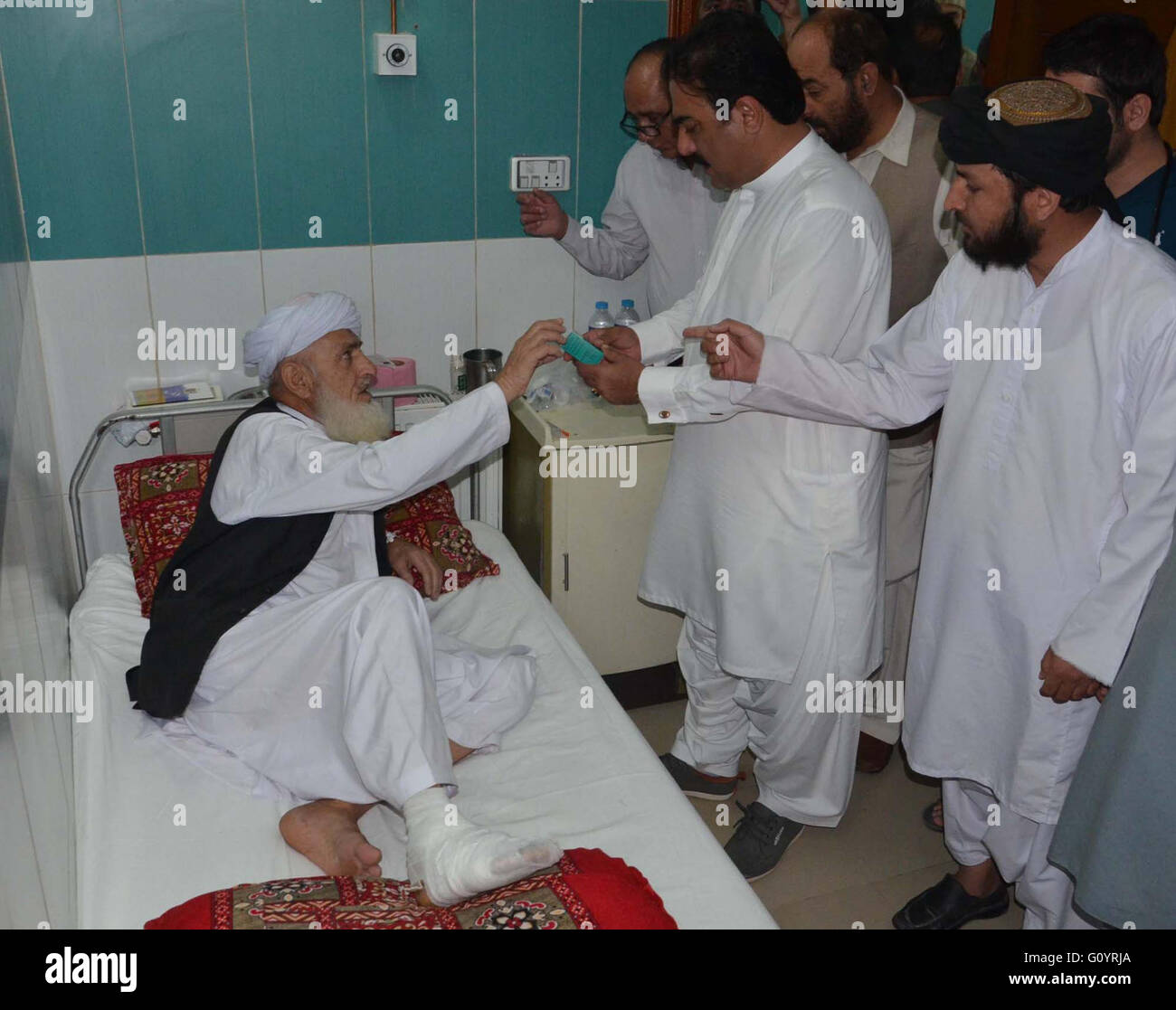 Provinzminister für Gesundheit, Mir Saleh Baloch erkundigte die Gesundheit der Patienten, wie er auf Freitag, 6. Mai 2016 Rahat Krankenhaus in Quetta weilt. Stockfoto