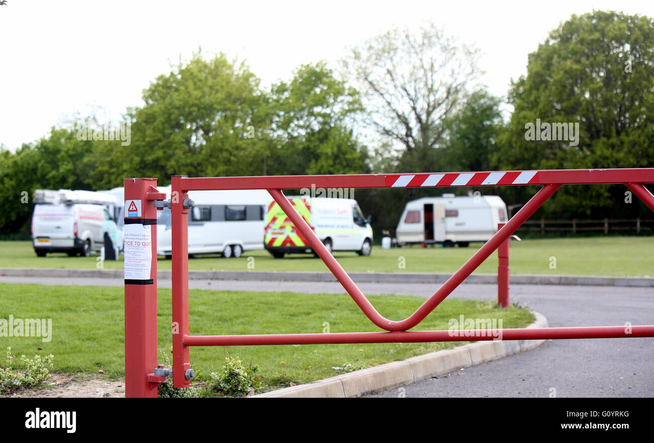 Gosport, Hampshire, UK.  6. Mai 2016. Mehr als 30 Reisende haben ein großes Stück Grün auf der Rückseite des DC Freizeit komplexe Waldweg, Gosport übernommen. Die große Gruppe zog durch Überfahren Wanderweg in der Nähe ein Kind spielen im Park.            Die Gruppe begann zu kommen mit ein oder zwei van jetzt grün voll von Wohnwagen, Asphalt-LKW, transit van und Energie Installation Wagaons.  Eine Wäscheleine wurde in der Nähe der fünf beiseite Fußballfelder errichtet. Personal an der Freizeitanlage scheinen ein Auge zugedrückt. Bildnachweis: Uknip/Alamy Live-Nachrichten Stockfoto