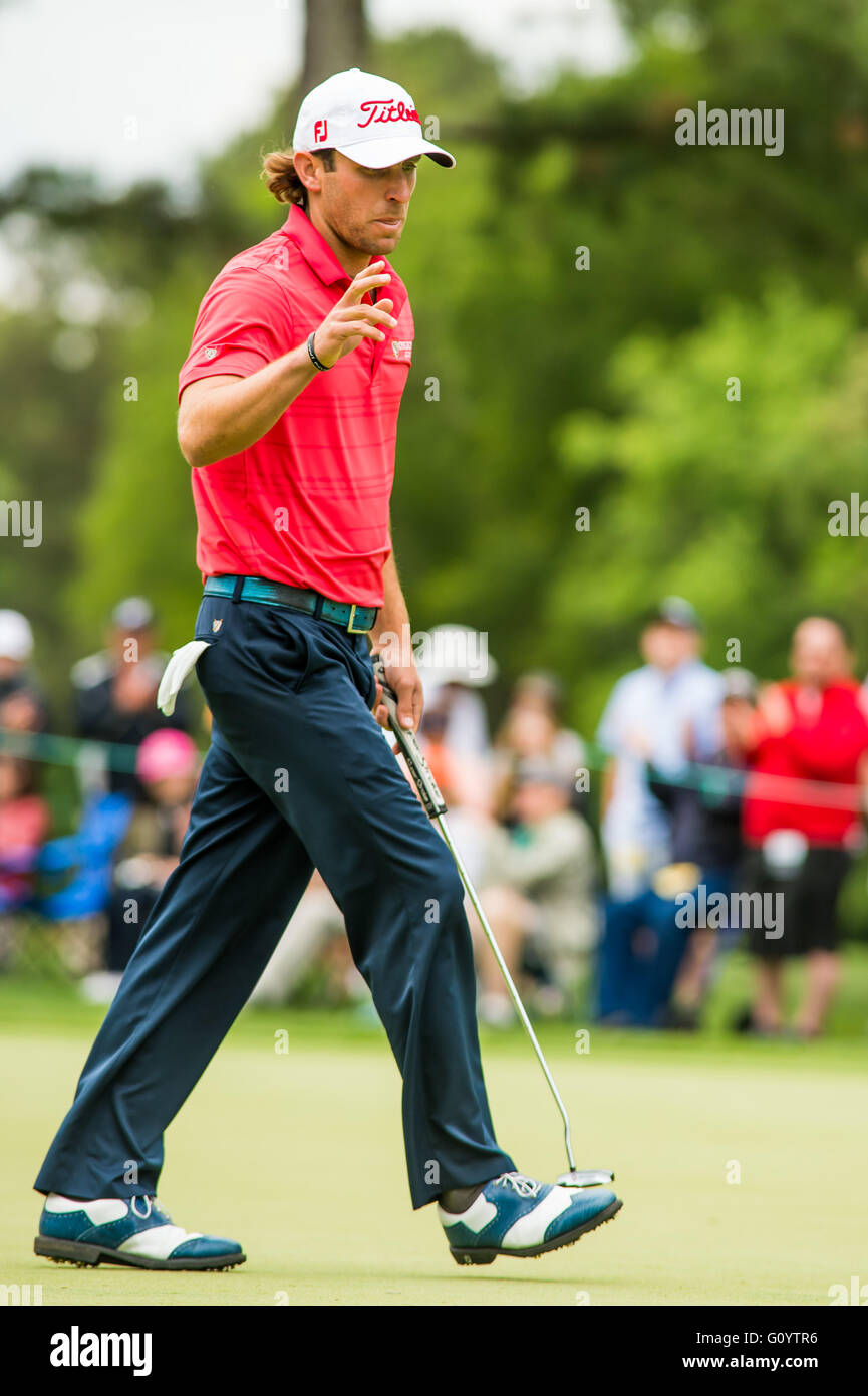 Charlotte, NC, USA. 6. Mai 2016. Golfspieler Andrew Loupe geben eine Welle der Menge nach machen einen Birdie putt auf dem neunten grün während die Wells Fargo Championship am Freitag, 6. Mai 2016 bei Wachteln Hallow Country Club in Charlotte, North Carolina. Bildnachweis: Cal Sport Media/Alamy Live-Nachrichten Stockfoto