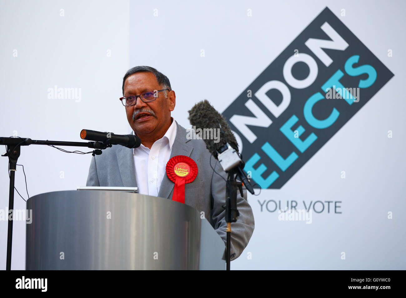 Alexandra Palace, London 6. Mai 2016 - Labours Navin Shah als Ratsmitglied für Egge und Brent wiedergewählt. Bürgermeister von London und London Assembly Wahlen Graf findet statt im Alexandra Palace, North London Credit: Dinendra Haria/Alamy Live News Stockfoto