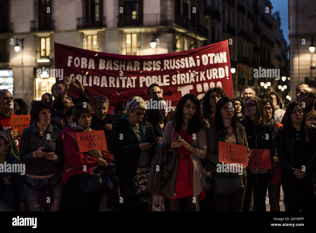 Barcelona, Katalonien, Spanien. 6. Mai 2016. Rund 100 Aktivisten gegen die syrischen Krieg Konzentrat vor Barcelonas Rathaus zur Solidarität mit Aleppo, die Teilnahme an der "weltweit rot Protest - Aleppo brennt" protestieren Credit: Matthias Oesterle/ZUMA Draht/Alamy Live News Stockfoto