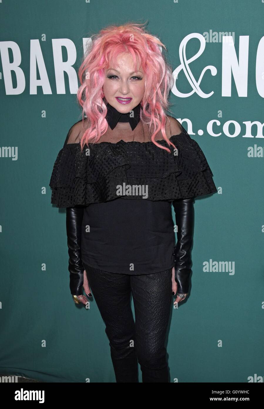 New York, NY, USA. 6. Mai 2016. Cyndi Lauper bei Instore-Auftritt zum Signieren von Cyndi Lauper CD für Abstecher, Barnes &amp; Noble Buchhandlung, New York, NY 6. Mai 2016. Bildnachweis: Derek Sturm/Everett Collection/Alamy Live-Nachrichten Stockfoto