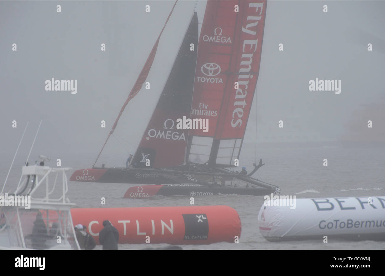 New York, New York, USA. 6. Mai 2016. Das Team Emirates New Zealand Boot während des Trainings für den Louis Vuitton America Cup Veranstaltung im Hafen von New York an diesem Wochenende. Bildnachweis: Adam Stoltman/Alamy Live-Nachrichten Stockfoto