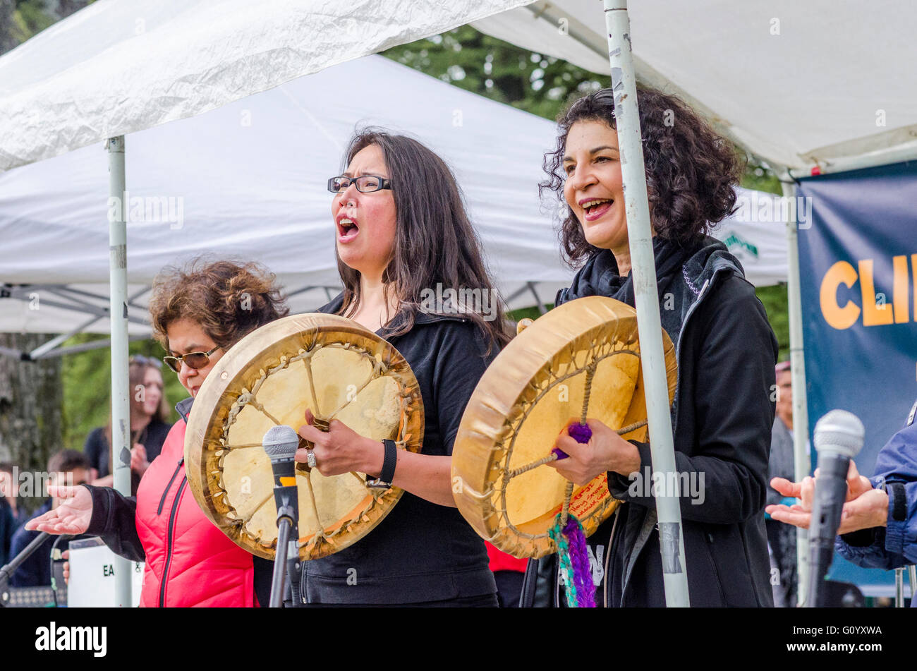 Musqueam Frauen schlagen Trommeln am Earth Day-Rallye, Vancouver, Britisch-Kolumbien, Kanada Stockfoto